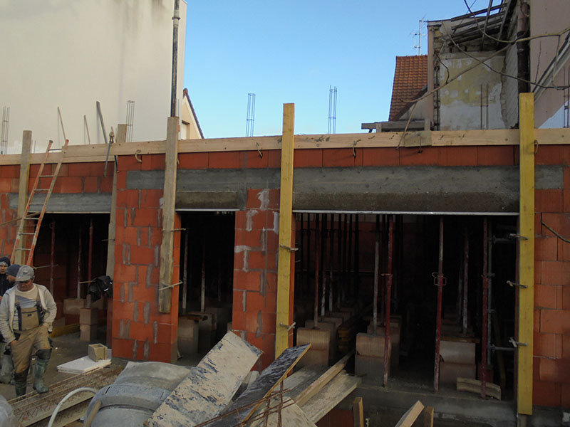 Terrassement chantier construction agrandissement aménagement béton armé Maison neuve brique rouge Nanterre 92000